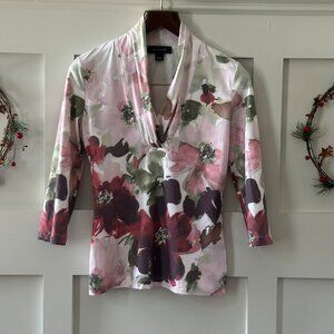 🌸 St. John Floral V-Neck Top – Size Medium